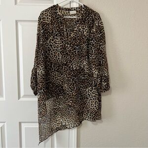 Chico’s Size 3 (16-18 XL) Leopard Print High Low Blouse w/ Button Sleeve Detail